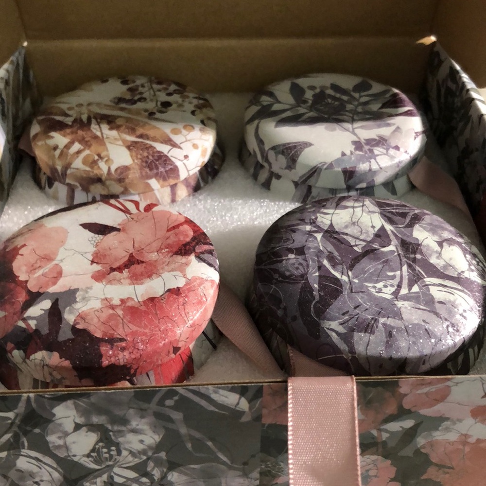 Set of 4 scented candles packed in gift box NWOT
